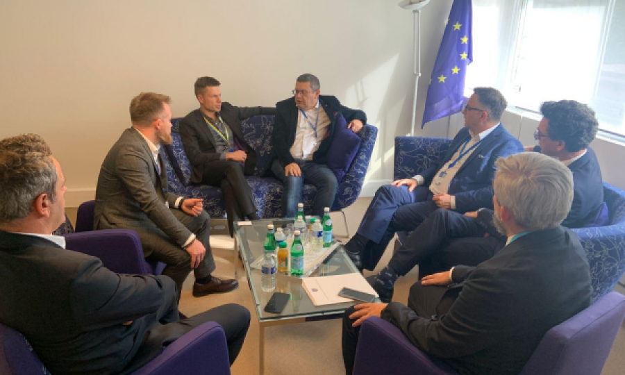 “Kosova është Europë”, deputetët kosovarë e presin në konsullatë kolegun ukrainas