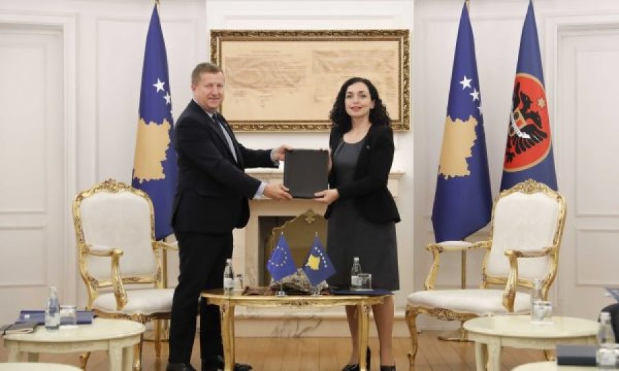 Ambasadori i BE-së ia dërgon në zyrë Presidentes Raportin e Progresit