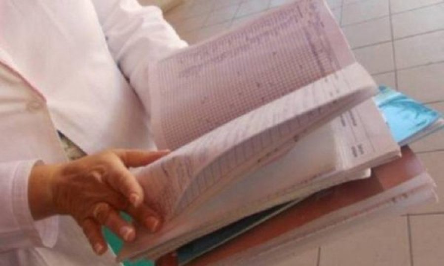 Veprimi i mësueses shqiptare që do të mbahet mend gjatë: Grisi fletët e regjistrit të nxënësve për këtë arsye