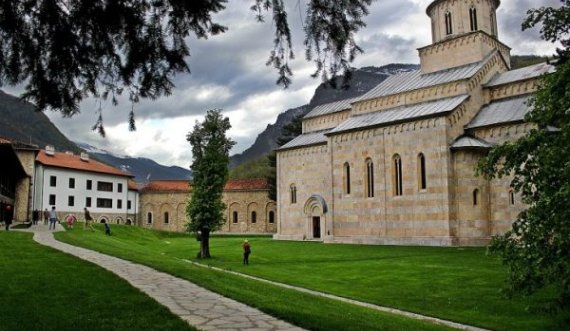 Eksperti i njohur: Zbatimi i vendimit për manastirin e Deçanit e ndihmon Kosovën