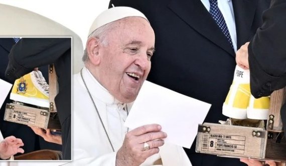 Papës iu dhuruan një palë atlete, reagimi i tij është epik