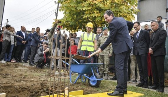 Albin Kurti e kap edhe një herë kacinë në dorë