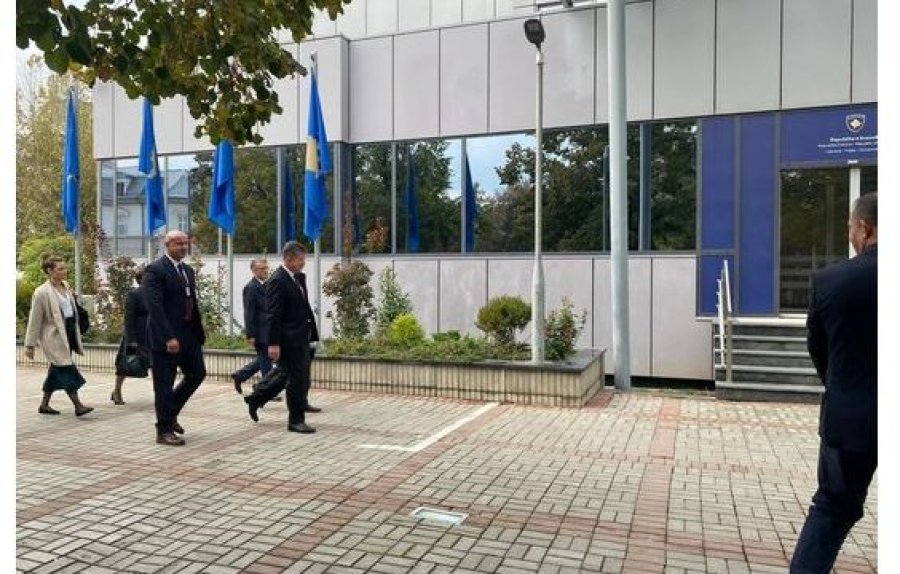 Lajçak arriti në ndërtesën e Qeverisë së Kosovës, pritet nga Kurti