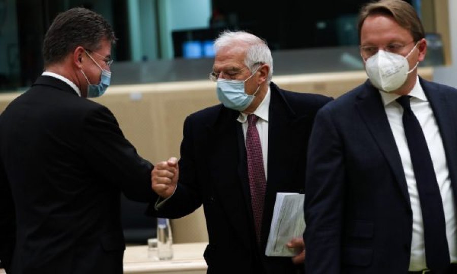 Kritikat e Varlehyit për Kosovën në Parlamentin Evropian, Lajcak: Ai e ka mandatin e vet, unë timin