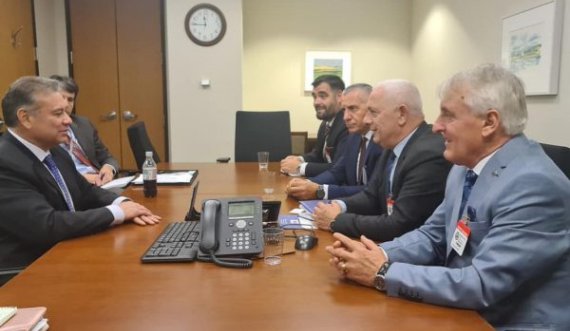 SHBA ia çel dyert Luginës, Escobar i pret deputetin Kamberi dhe tre liderë tjerë shqiptarë