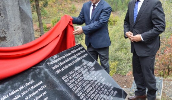 Zbulohet pllaka me emrat e 15 maturantëve nga Kosova që vdiqën tragjikisht 18 vite më parë