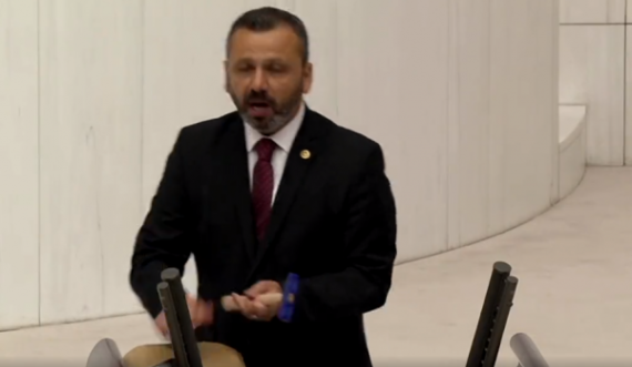 Deputeti thyen telefonin me çekiç, protesta e çuditshme në parlament