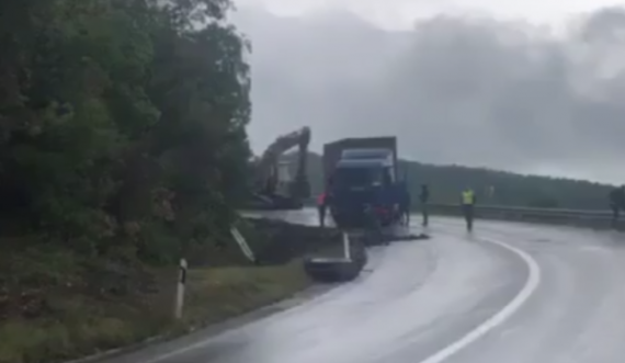 Rrotullohet kamioni në Duhël, shoferi mbetet i lënduar