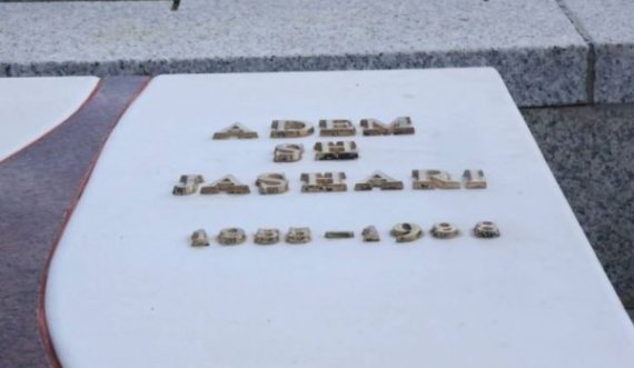 E dehur me raki, 26-vjeçarja vodhi shkronjat e varrit të komandantit Adem Jashari në Prekaz