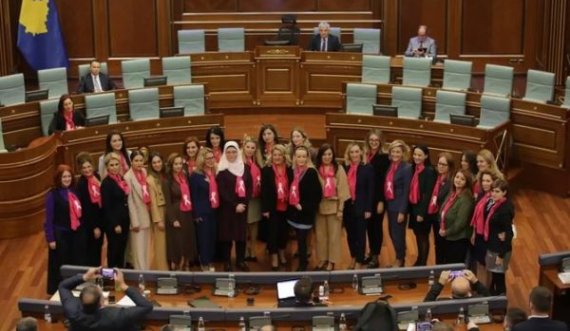Pozitë e opozitë bashkë: Deputetet në Kuvend shfaqen me fjongo rozë