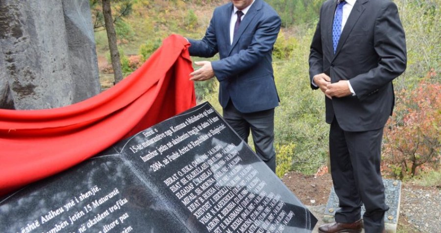 Zbulohet pllaka me emrat e 15 maturantëve nga Kosova që vdiqën tragjikisht 18 vite më parë