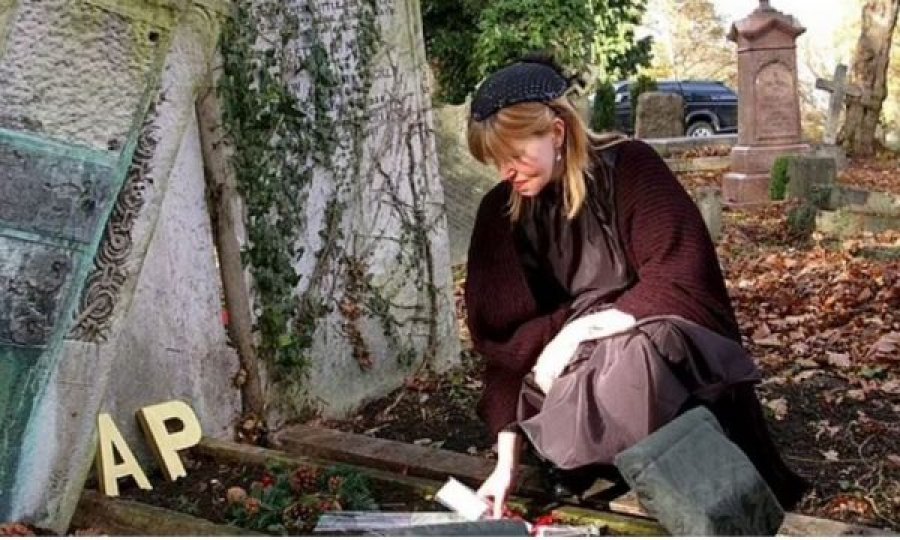 “Më magjepsnin funeralet”, 55-vjeçarja: Kam marrë pjesë në 200 varrime