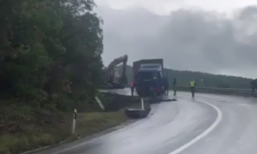 Rrotullohet kamioni në Duhël, shoferi mbetet i lënduar