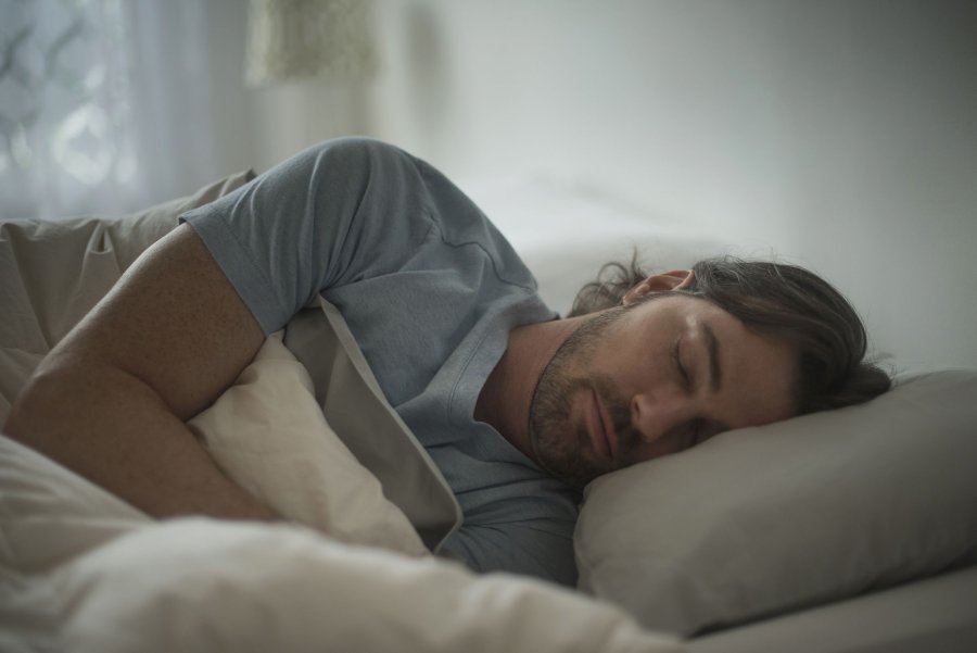 6 mënyra se si gjumi mund t’ju ndihmojë të humbni peshë