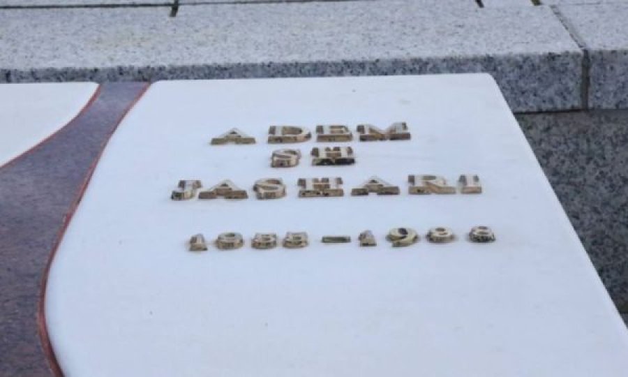 E dehur me raki, 26-vjeçarja vodhi shkronjat e varrit të komandantit Adem Jashari në Prekaz