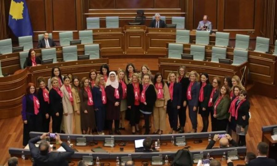 Pozitë e opozitë bashkë: Deputetet në Kuvend shfaqen me fjongo rozë