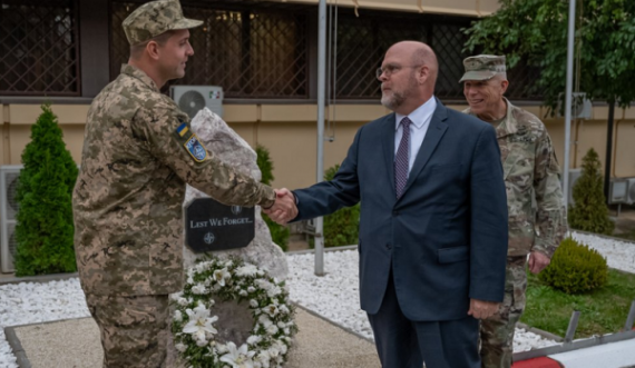 Ambasadori amerikan përcjell ushtarët ukrainas nga Kosova: I uroj më të mirën në mbrojtjen e vendit të tyre