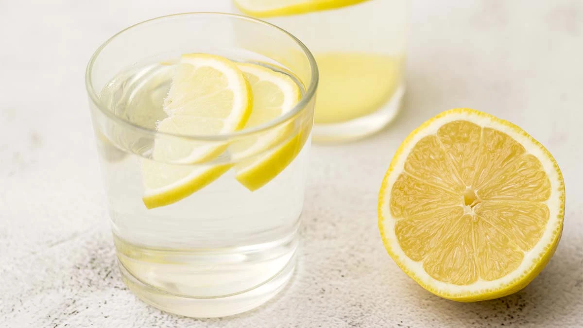 Pini ujë me limon dhe shpëtoni nga një problem që shqetëson shumicën e njerëzve