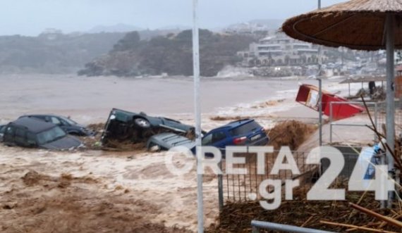 Moti i keq “pushton” Kretën, rrugët kthehen në lumenj, 3 persona të zhdukur