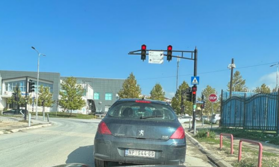 Vetura me targa të Serbisë pa stiker në rrugët e Prishtinës