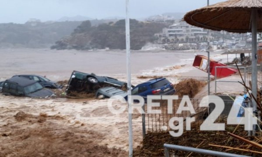 Moti i keq “pushton” Kretën, rrugët kthehen në lumenj, 3 persona të zhdukur