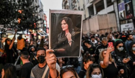 Përshkallëzohen protestat për hixhabin, 233 të vdekur në Iran