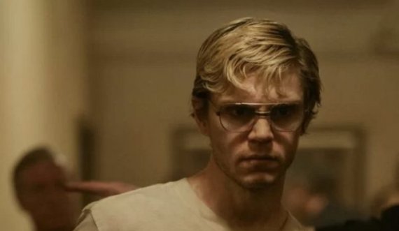 Është seriali më i ndjekur në “Netflix”, pse të gjithë janë të fiksuar pas vrasësit serial Jeffrey Dahmer?