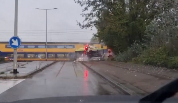 Aksidenti dramatik, treni ndan në dysh autobusin