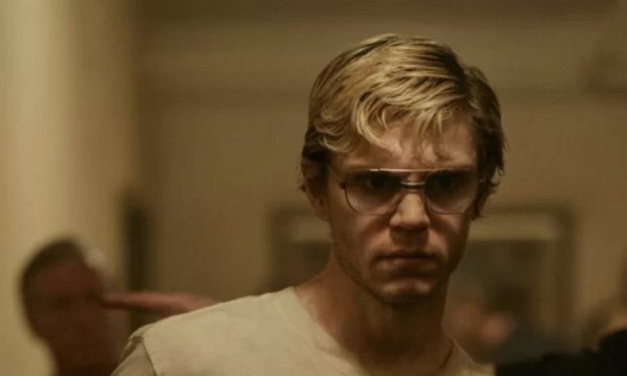 Është seriali më i ndjekur në “Netflix”, pse të gjithë janë të fiksuar pas vrasësit serial Jeffrey Dahmer?