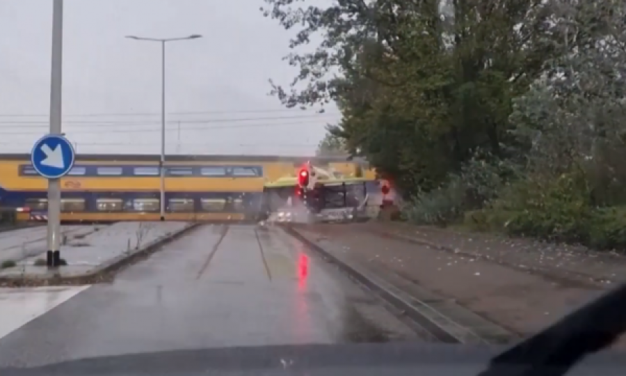 Aksidenti dramatik, treni ndan në dysh autobusin