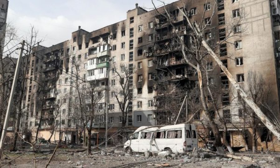 Leksion me zhurma bombash në sfond, historia e mësuesit ukrainas që jep mësim nga llogoret