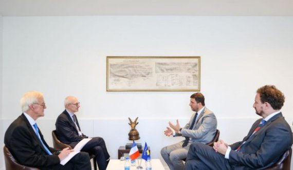 Kreu i PDK-së takon ambasadorin francez, i kërkon mbështetje për vizat