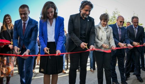 Rizvanolli me buzëqeshje pret shiritin, reagon Pireva: Renovimi i soliterëve s’do të bëhej pa NPB-në