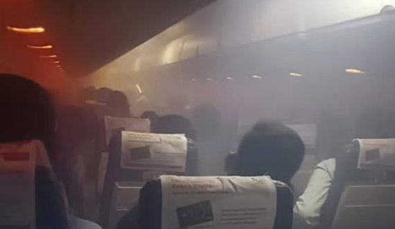 Tmerr në ajër, kabina e avionit me pasagjerë mbushet me tym