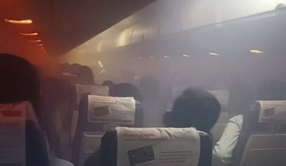 Tmerr në ajër, kabina e avionit me pasagjerë mbushet me tym