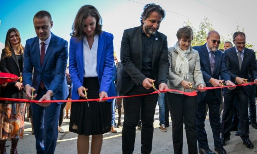 Rizvanolli me buzëqeshje pret shiritin, reagon Pireva: Renovimi i soliterëve s’do të bëhej pa NPB-në