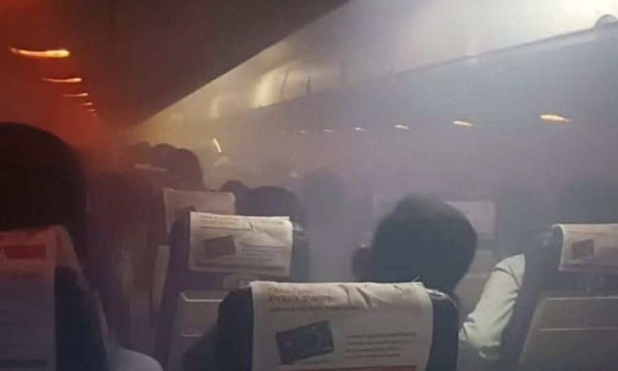 Tmerr në ajër, kabina e avionit me pasagjerë mbushet me tym