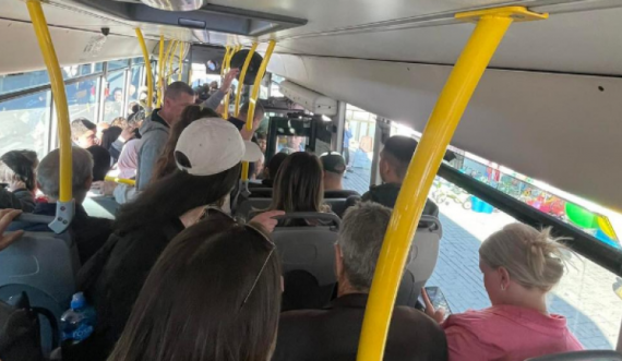 Qytetarët në hall me autobusët e mbingarkuar