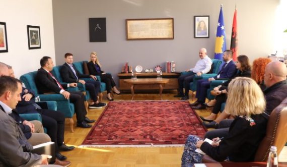 Sveçla pret në takim një delegacion nga Shqipëria