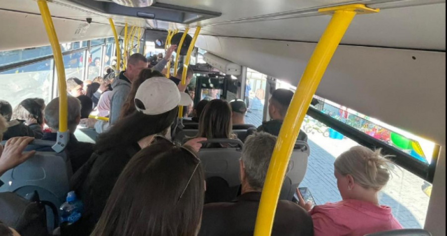 Qytetarët në hall me autobusët e mbingarkuar