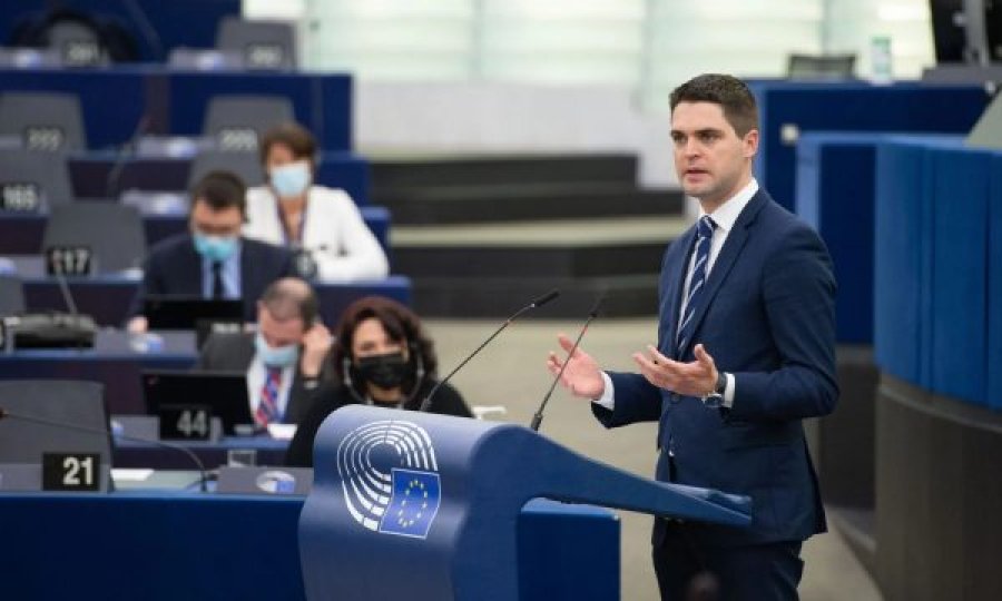 Eurodeputeti kroat: Serbia po i shpërblen shtetasit e vendeve që nuk e njohin Kosovën