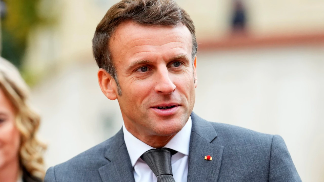 Reagon Macron pas dorëheqjes së kryeministres britanike