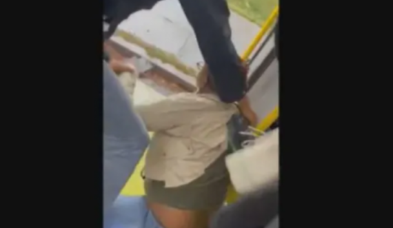 Një video shqetësuese shfaq të rinjtë që e hedhin jashtë gruan nga autobusi