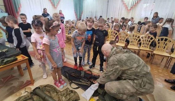 4-vjeçarëve në Rusi u mësojnë si përdoren armët