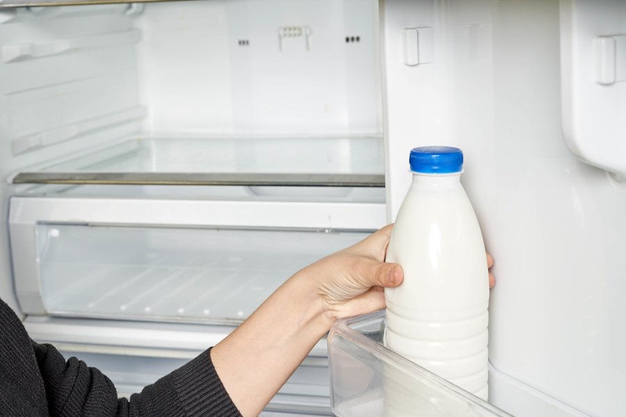 ​Gabimi që mund ta bëni kur e vendosni qumështin ose kosin në frigorifer