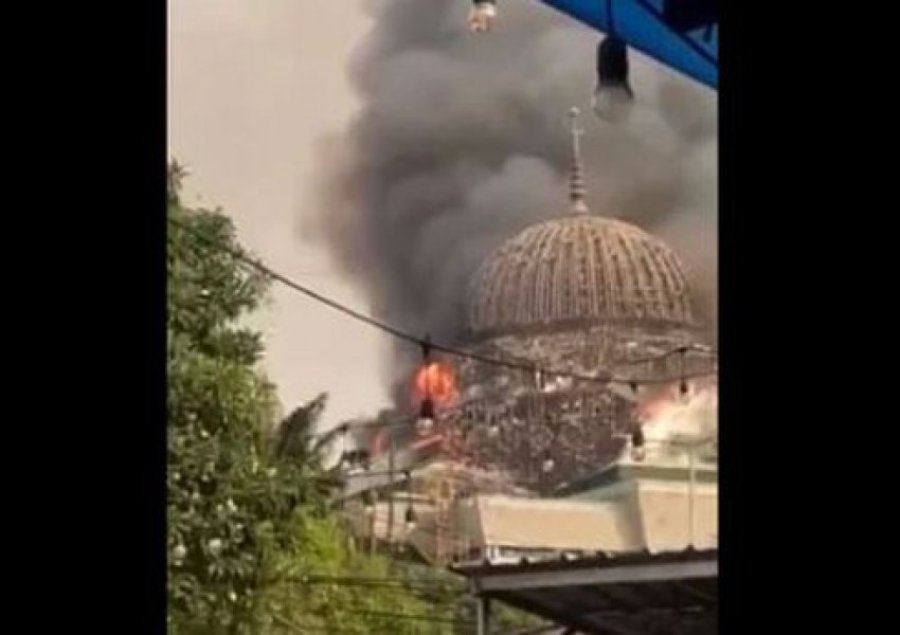 Shembet kupola gjigante e Xhamisë, shikoni videon e shpërthimit