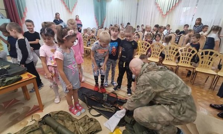 4-vjeçarëve në Rusi u mësojnë si përdoren armët