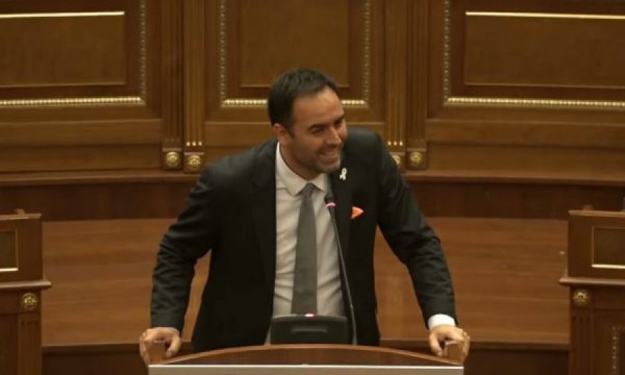 Konjufca shkakton sërish të qeshura në Kuvend: “Hysen, krejt mirë e ki veç që është ligji që vjen masanej”