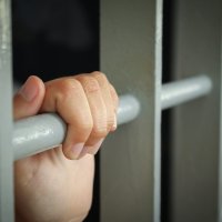 Dënohet me burgim të përjetshëm rahovecasi, e vrau e më pas e dogji vëllain e tij për pronë