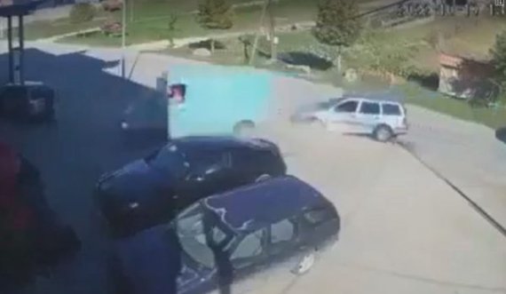 Aksident i rëndë në Rahovec, kamerat e sigurisë filmojnë momentin kur furgoni e godet një person